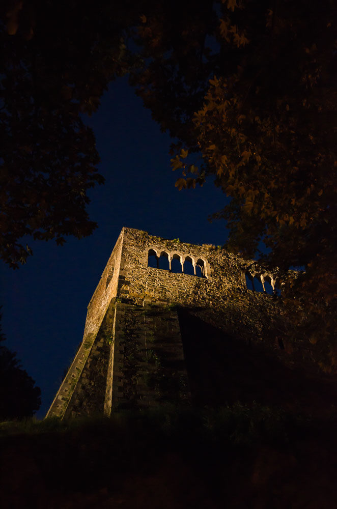 Hradby Chebského hradu v noci