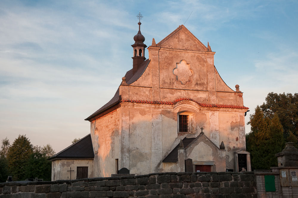 Všeborský kostel a hřibitov v podvečerním světle.