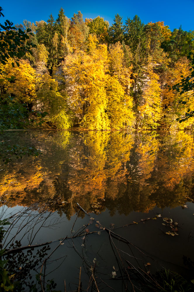 Podzimní reflexe na rybníce Obora - údolí Plakánku v českém ráji
