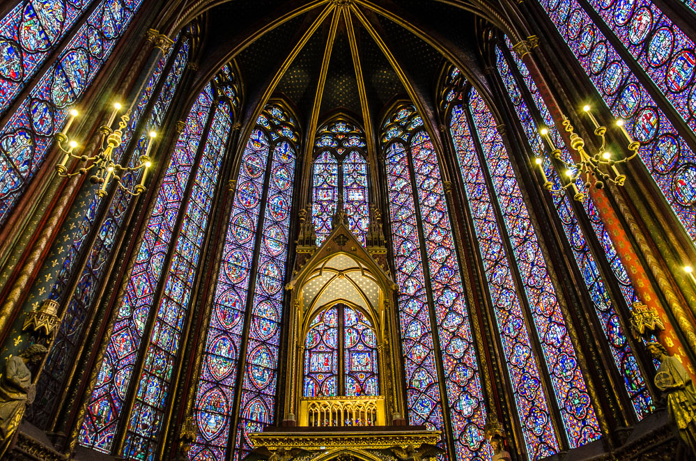 Saint Chapelle - vitráže uvnitř jsou úchvatné