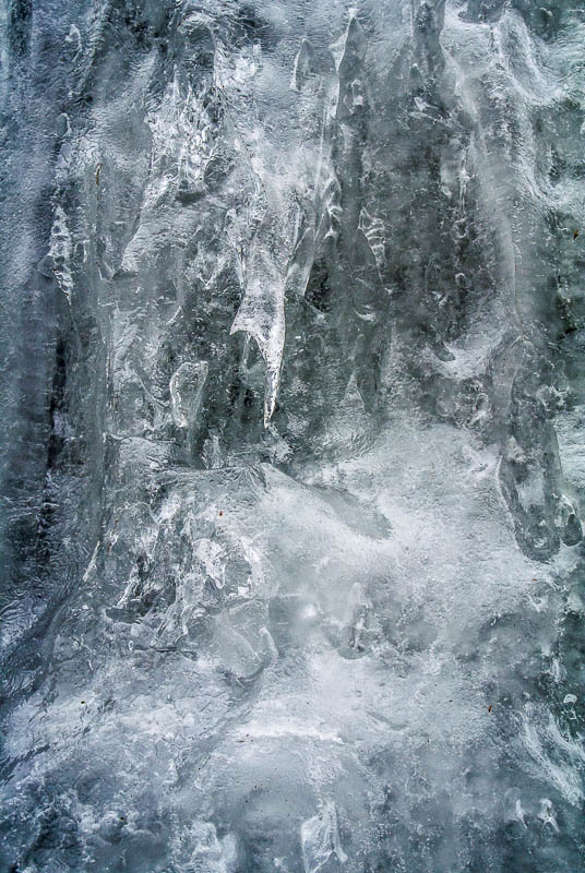 Detail v ledu