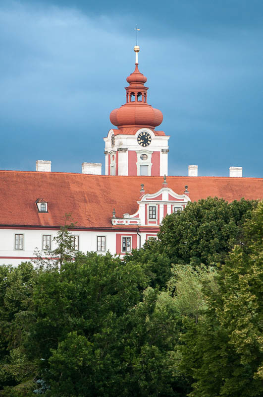 Zámek Mnichovo Hradiště - pohled od obce Kláštěr
