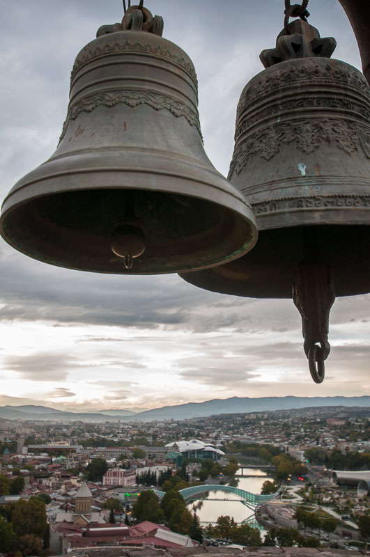 Tbilisi: pohled zvonice a město v pozadí