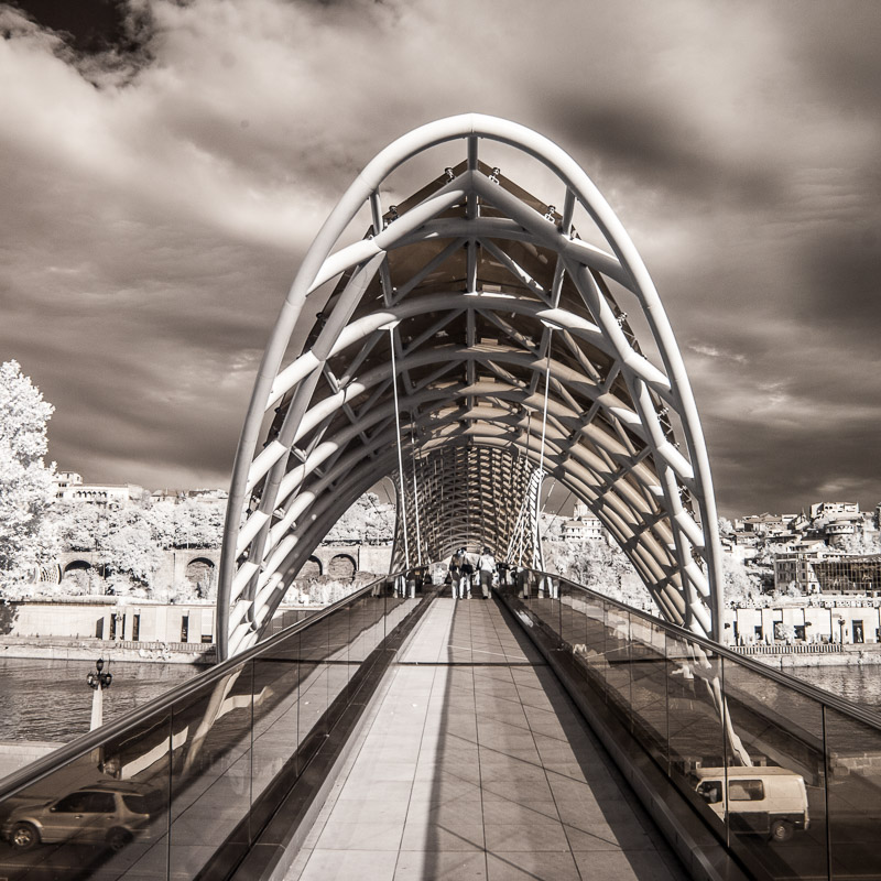 Tbilisi - ukázka moderní architektury (most míru)