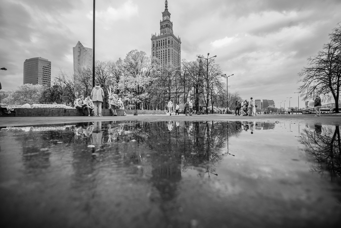 Palaác kultury ve Varšavě - refelexe v kaluži