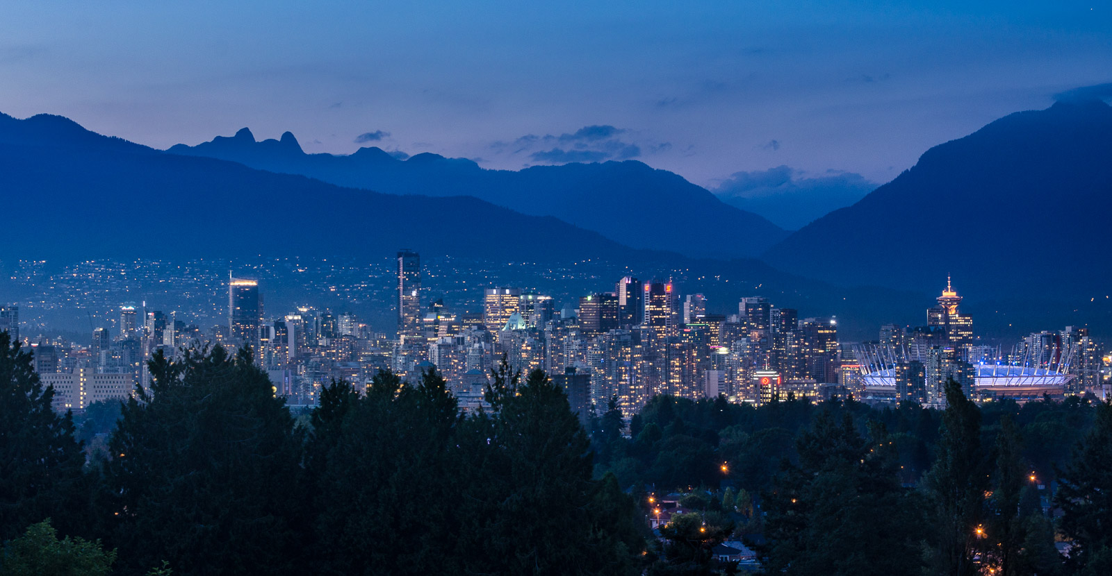 Noční Vancouver- kniha o fotografování ve Vancouveru je podobně ja to o Rocky Mountains už napsaná, jen čeká na nasazení od grafika (autoři fotografie: Eliška Bacovská/Matěj Pivrnec)