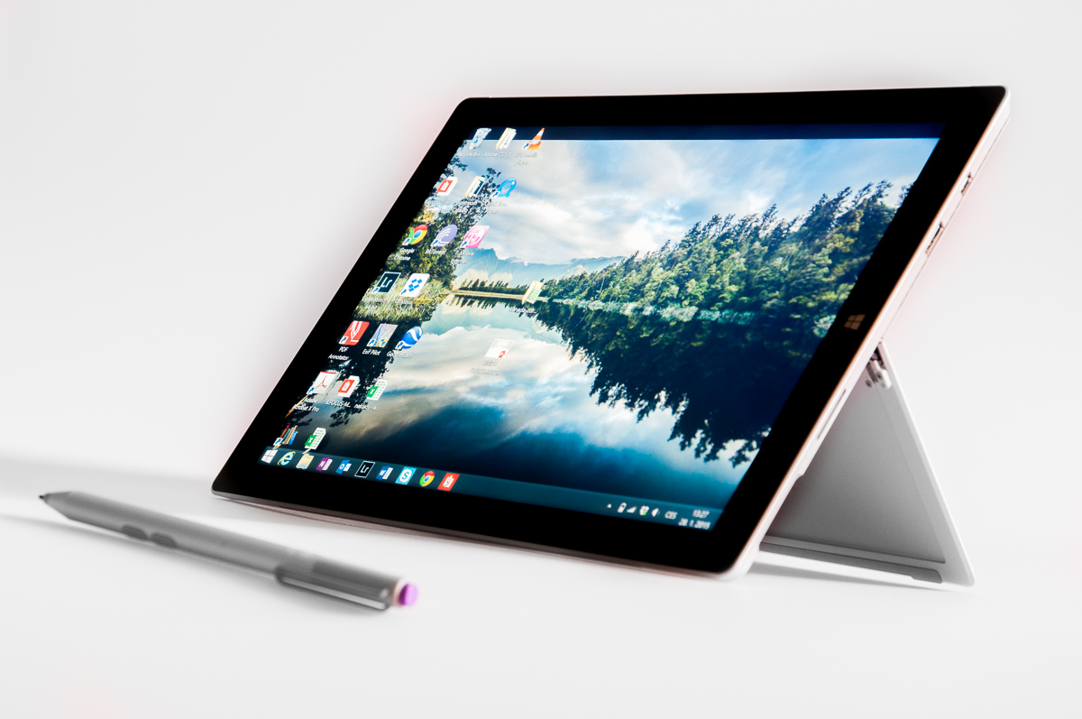 Surface 3 - po odepnutí klávesnice se chová jako tablet, díky stojánku jej však nemusíte pořád držet