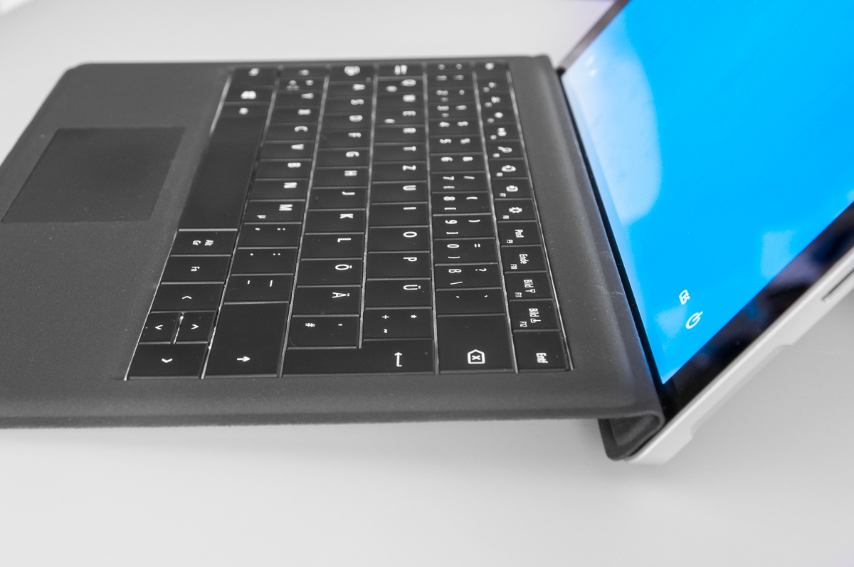 Surface Pro 3 - podsvícená klávesnice se přichytáva meganticky zespodu, ale i na spodní okraj displeje, takže má mírný náklon. 