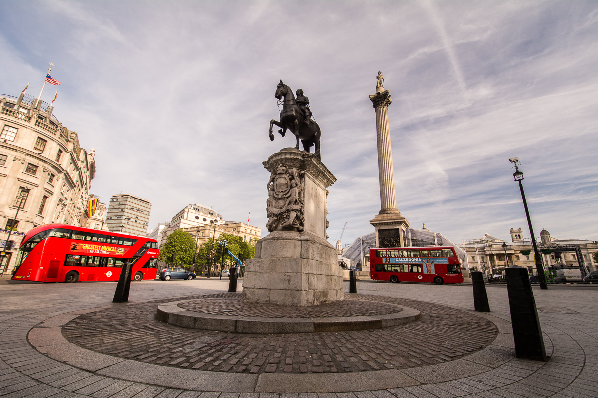 Londýn - double decker a Trafalgar Square