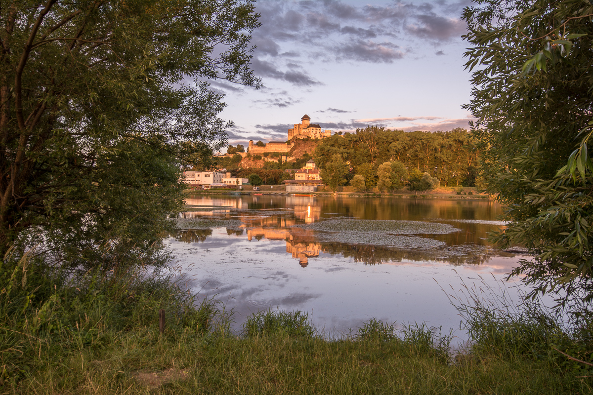 Trenčínský hrad přes řeku Váh