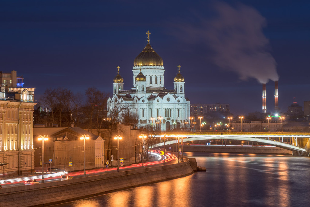 Chrám Krista Spasitele přes řeku Moskvu