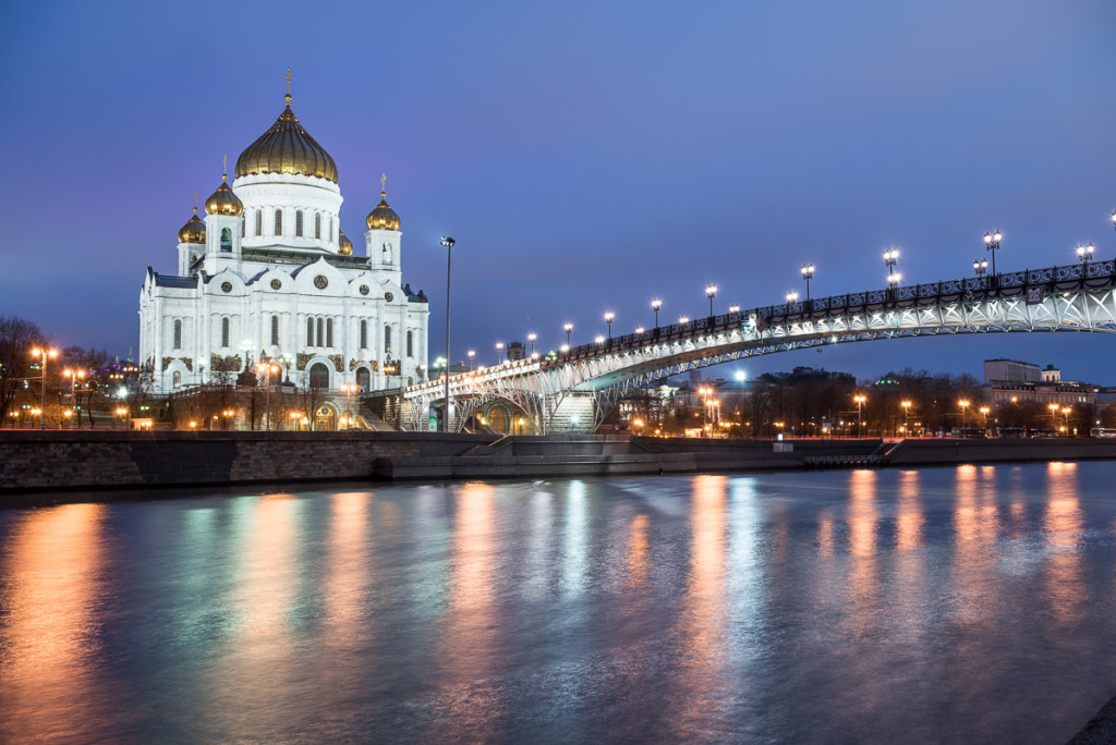 Noční Moskva: Chrám Krista Spasitele přes řeku Moskva