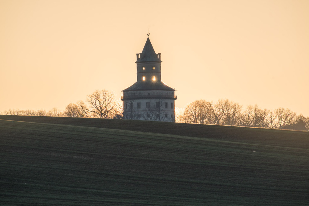 Lovecký zámek Humprecht - východ slunce přímo za zámkem