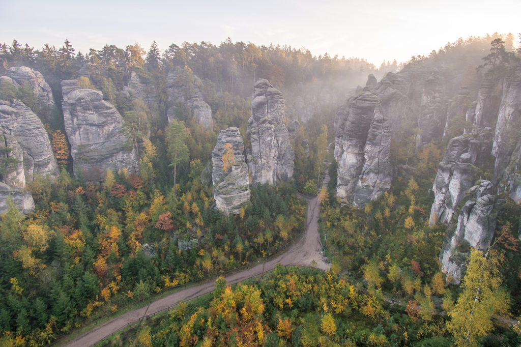 Jak se fotí podzim v Prachovských skalách v Českém ráji (při ranní mlze)
