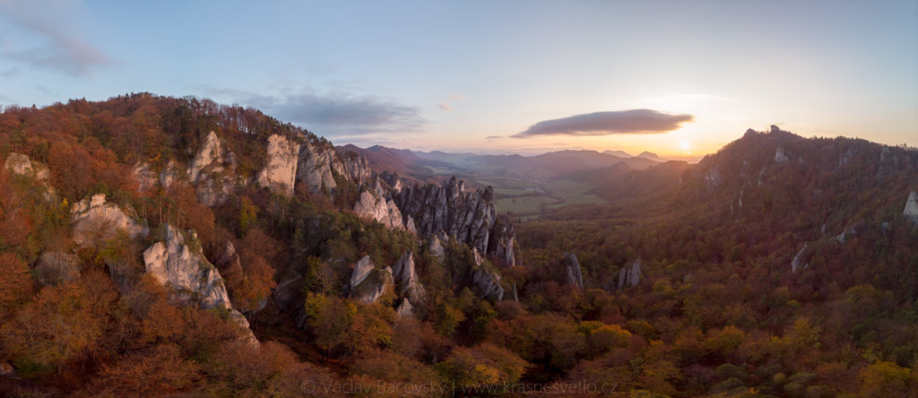 Sulovské skály, Slovensko, pohled na podzimní krajinu, západ slunce