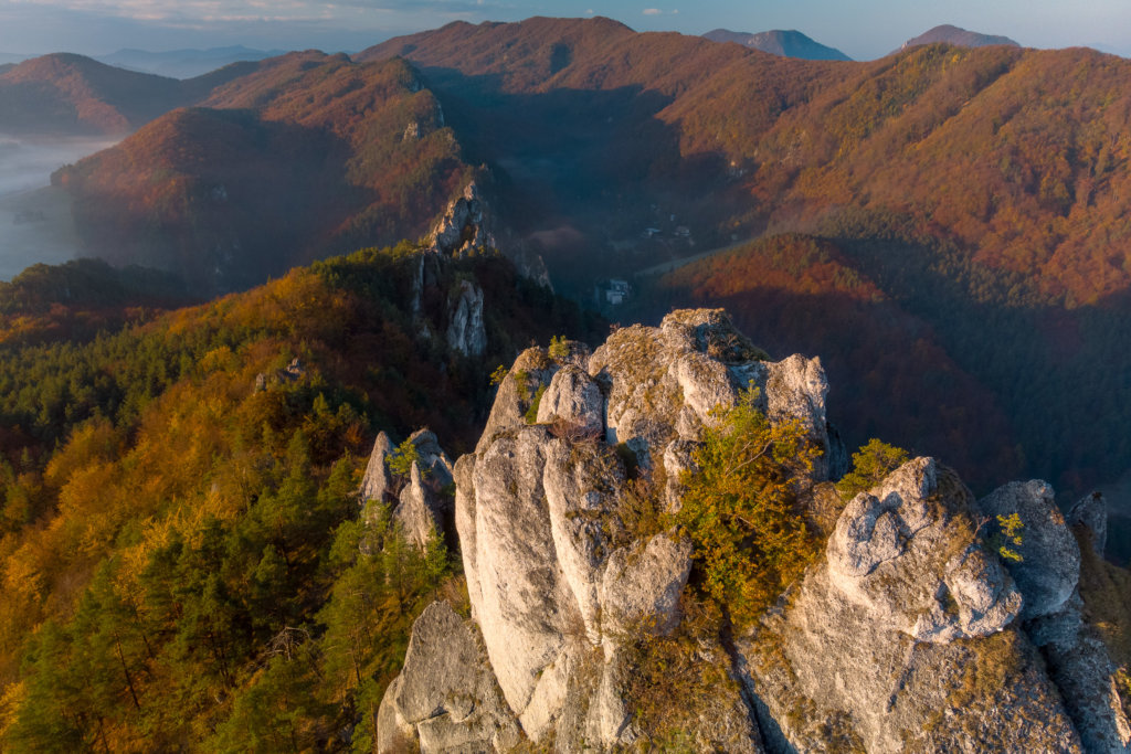Sulovské skály, Slovensko, pohled na podzimní krajinu
