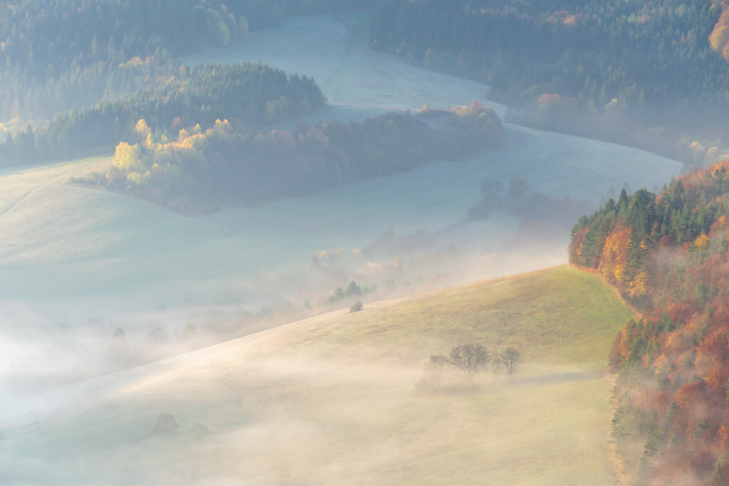 Sulovské skály, Slovensko, pohled na podzimní krajinu, ranní mlha