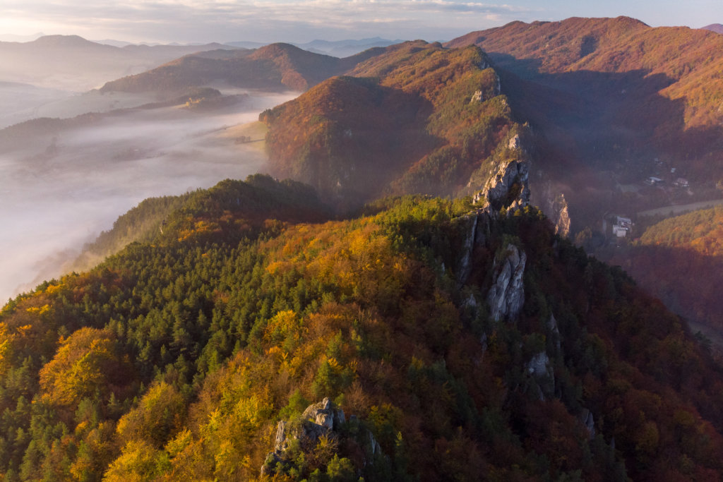 Sulovské skály, Slovensko, pohled na podzimní krajinu, východ slunce