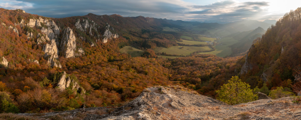 Sulovské skály, Slovensko, pohled na podzimní krajinu, západ slunce