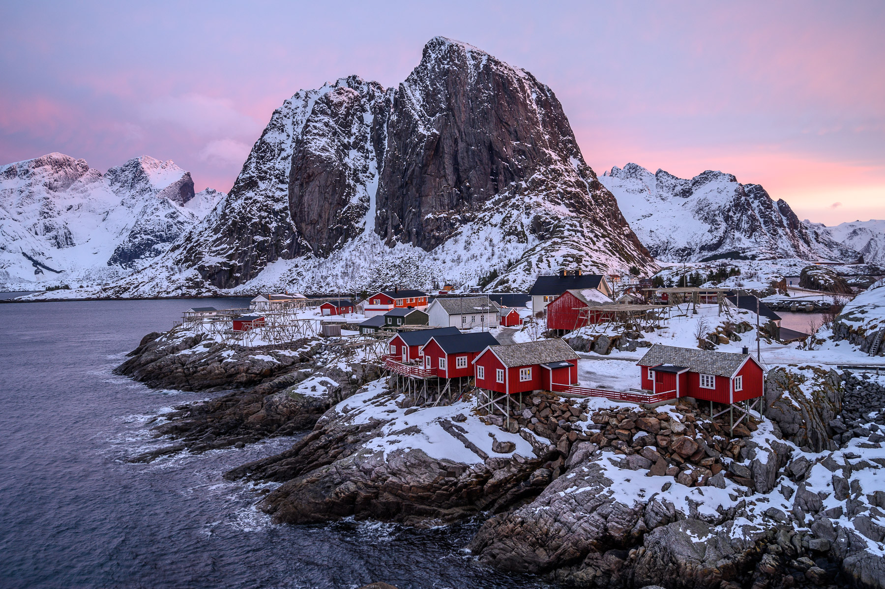 Zimní Lofotské ostrovy v Norsku - vesnice Hamnøy